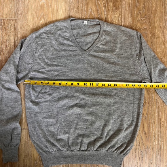 UNIQLO Pure New Wool V Neck Sweater Grey Long Sleeve Size M - Picture 6 of 7